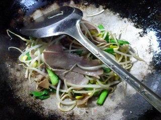 Stir-fried Soy Sprouts with Pork Tongue recipe