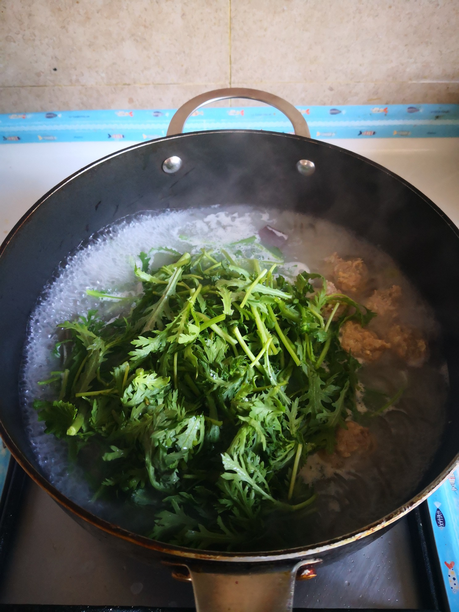 Chrysanthemum Vermicelli and Meatball Soup recipe