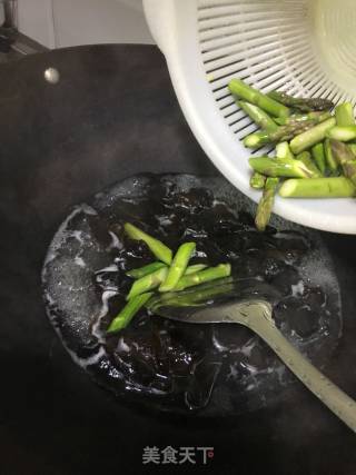 Fried Fungus with Fresh Lily recipe