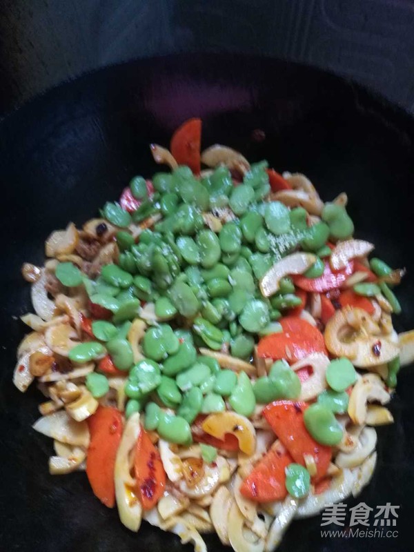 Stir-fried Pork with Spring Bamboo Shoots and Broad Beans recipe