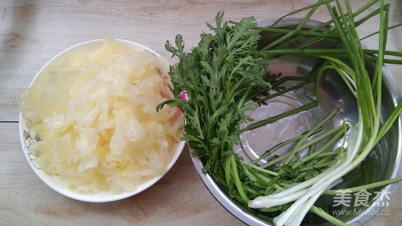 Fresh White Fungus Mixed with Chrysanthemum recipe