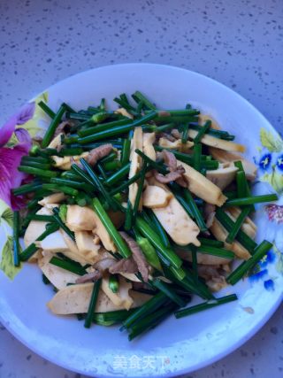 Stir-fried Bean Curd with Chives and Pork recipe