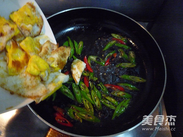 Stir-fried Poached Egg with Tempeh and Hang Pepper recipe