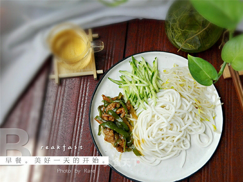 Noodles with Green Pepper Shredded Pork recipe