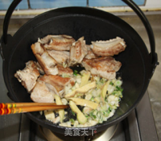 Braised Noodles with Beans and Pork Ribs in Iron Wok recipe