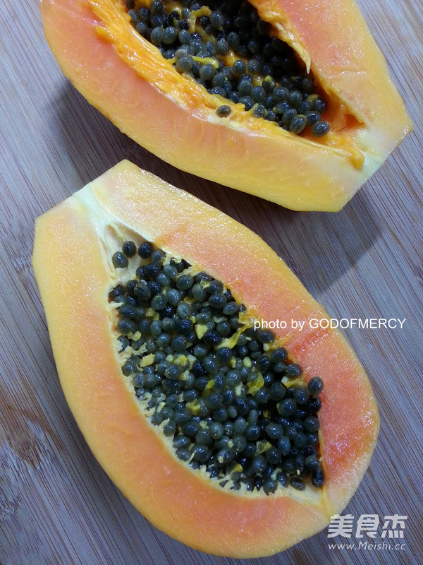 Papaya, Wolfberry, White Fungus and Lotus Seed Soup recipe