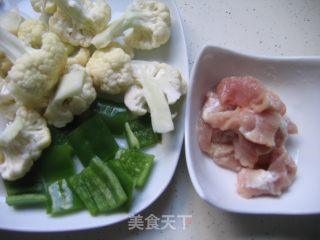 Stir-fried Cauliflower with Green Pepper Pork Slices recipe