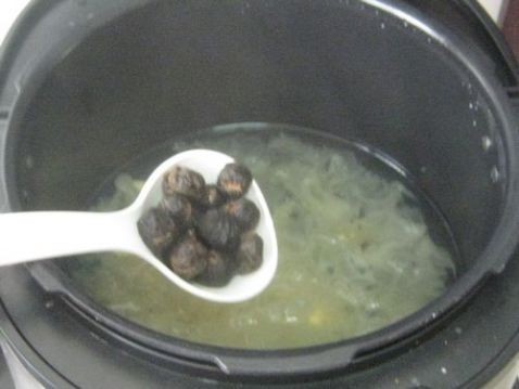 Tremella, Lotus Seed, Red Date and Longan Soup recipe