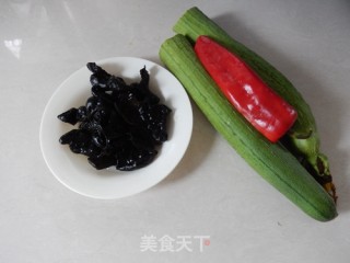 Stir-fried Loofah with Black Fungus recipe