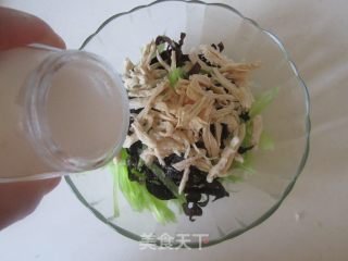 Lettuce and Fungus Mixed with Shredded Chicken recipe