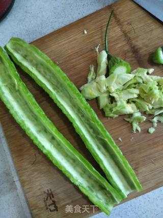 Scrambled Eggs with Bitter Gourd Slices recipe