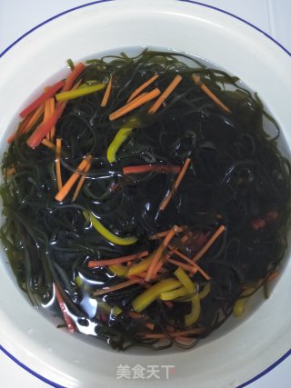 Colored Peppers Mixed with Kelp recipe