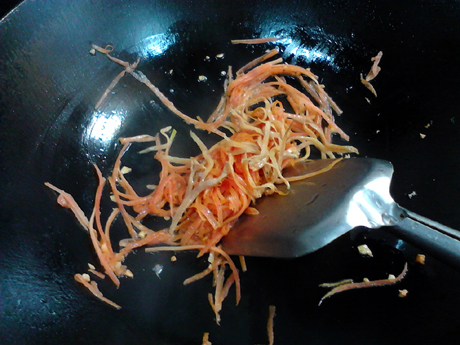 Stir-fried Instant Noodles with Whitebait, Seaweed and Carrot recipe