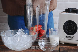 Strawberry Smoothies are Probably The Best Food in Early Summer recipe