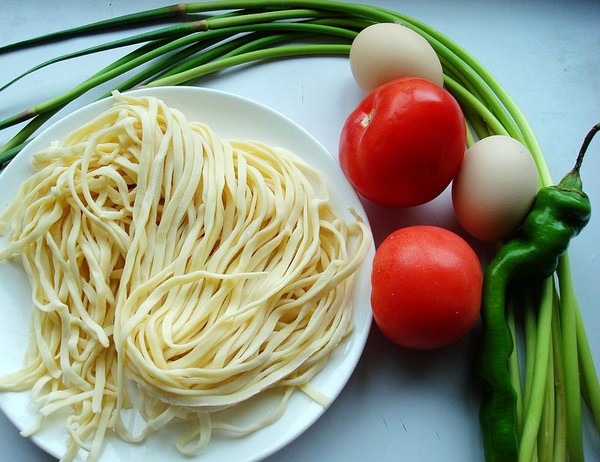 Garlic and Tomato Egg Noodles recipe