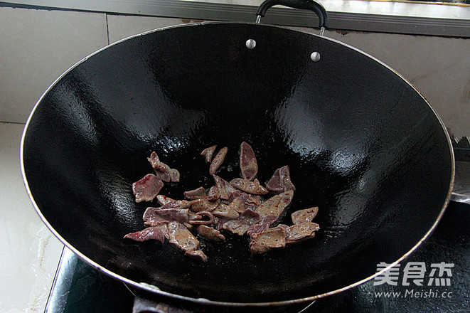 Stir-fried Pork Liver with Artemisia Quinoa recipe