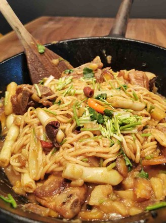 Braised Noodles in Iron Wok