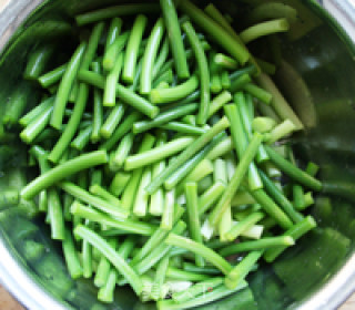 Stir-fried Garlic Moss with Umami Pork recipe