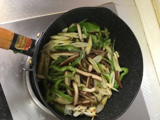 Stir-fried Shredded Bamboo Shoots with Dried Green Peppers recipe