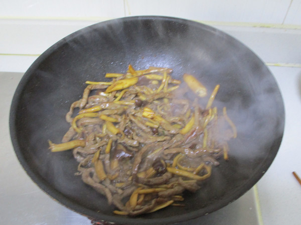 Shredded Beef with Tea Tree Mushroom and Black Pepper recipe