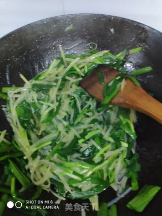 Kuaishou Vegetable and Leek Fried Potato Shreds recipe