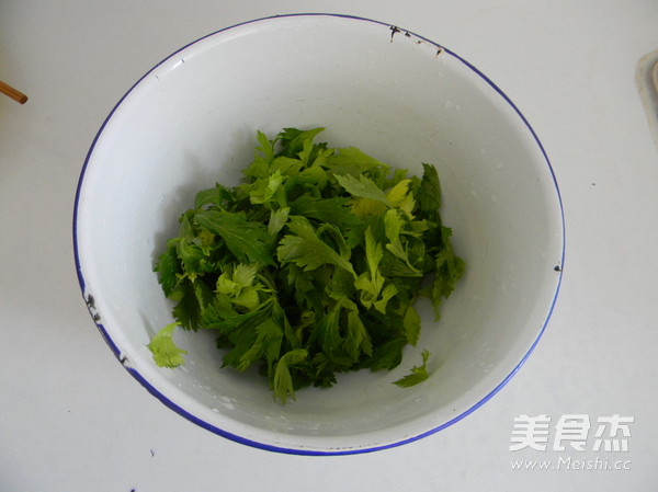 Steamed Celery Leaves with Garlic recipe