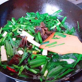 Stir-fried Fungus with Chives and Tofu recipe