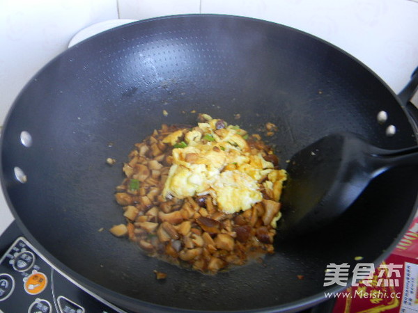 Noodles with Mushrooms, Eggs and Black Bean Sauce recipe