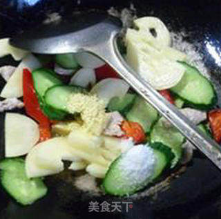 Stir-fried Ginseng Fruit with Lean Pork and Cucumber recipe