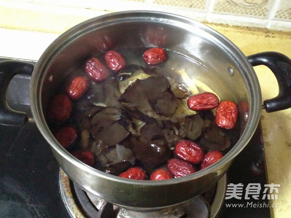 Codonopsis, Lily and Red Date Chicken Soup recipe