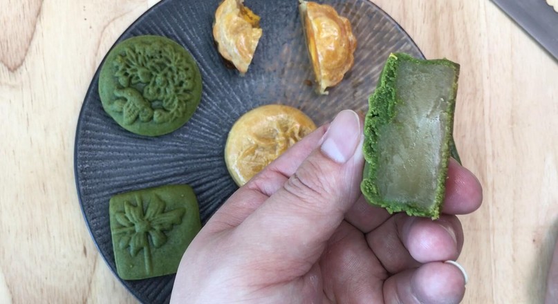 Cantonese-style Moon Cakes, Salted Egg Yolk is Not Used to Eat, The Lotus Paste Tastes Really Good recipe