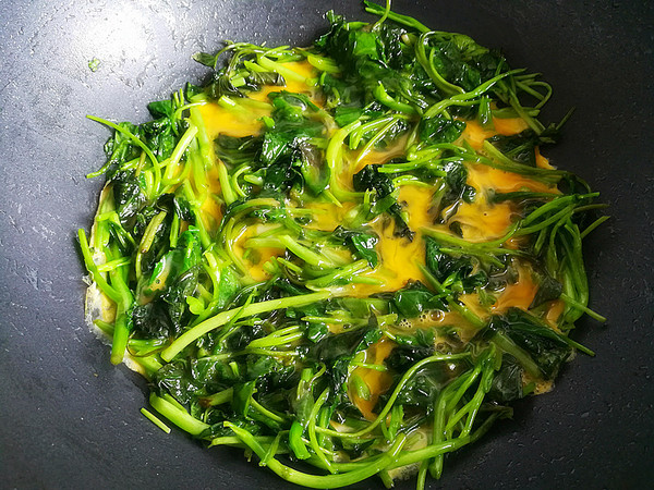 Scrambled Eggs with Kale recipe