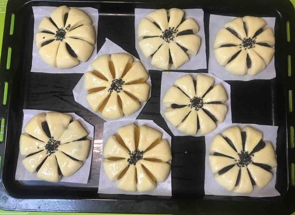 Flower Bean Paste Buns recipe