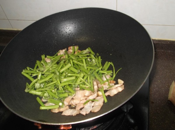 Stir-fried Pork with Water Spinach recipe