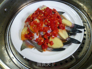 Steamed Small Rubber Fish with Chopped Pepper recipe