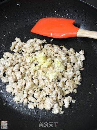 Griddle with Minced Pork and White Radish Leaves recipe