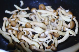 Stir-fried Mushroom and Egg with Crab Flavor with Leek recipe