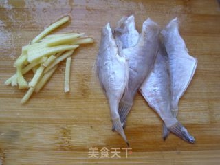 Stir-fried Dried-skinned Fish with Carrots recipe