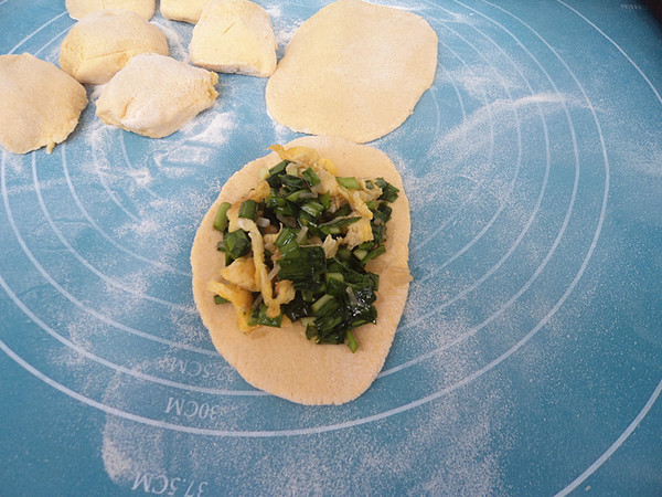 Steamed Dumplings with Leek and Egg Stuffed Mixed Noodles recipe