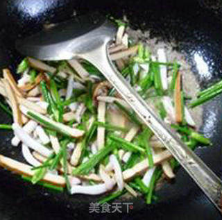 Stir-fried Squid with Leek and Floral Fragrance recipe