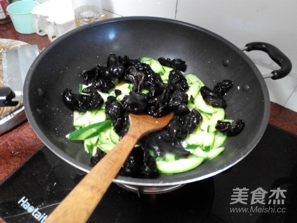 Fried Shrimp with Cucumber Fungus recipe