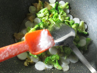 Fried Mustard Slices with Yam and Broccoli recipe