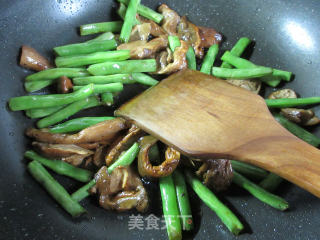 Stir-fried Plum Beans with Porcini Mushrooms recipe