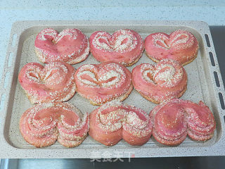 Pink Girl Heart [pitaya Coconut Heart-shaped Bread] recipe