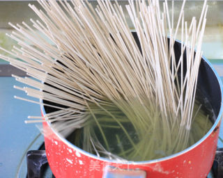 How Can Whole Grains be More Nutritious? One-scallion Soba Noodles with Shrimp Paste recipe