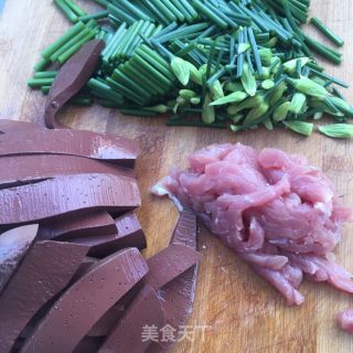 Stir-fried Pork Blood with Shredded Pork and Leek recipe