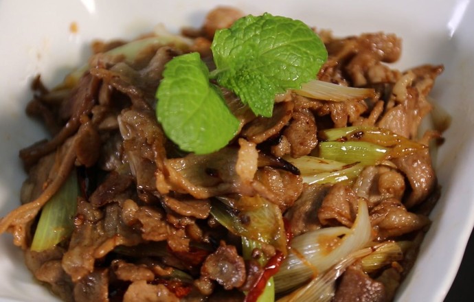 Stir-fried Lamb with Green Onions, A Nourishing Product for Autumn recipe