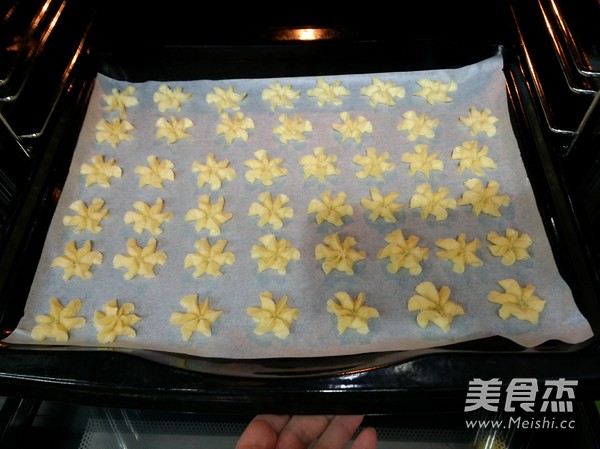 Chrysanthemum Butter Cookies recipe