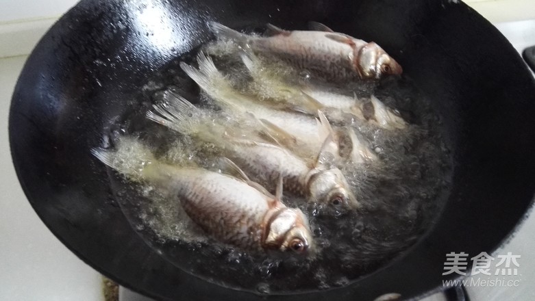 Roasted Crucian Carp with Potherb Mustard recipe