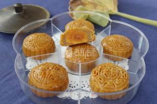 Cantonese Egg Yolk Mooncake recipe